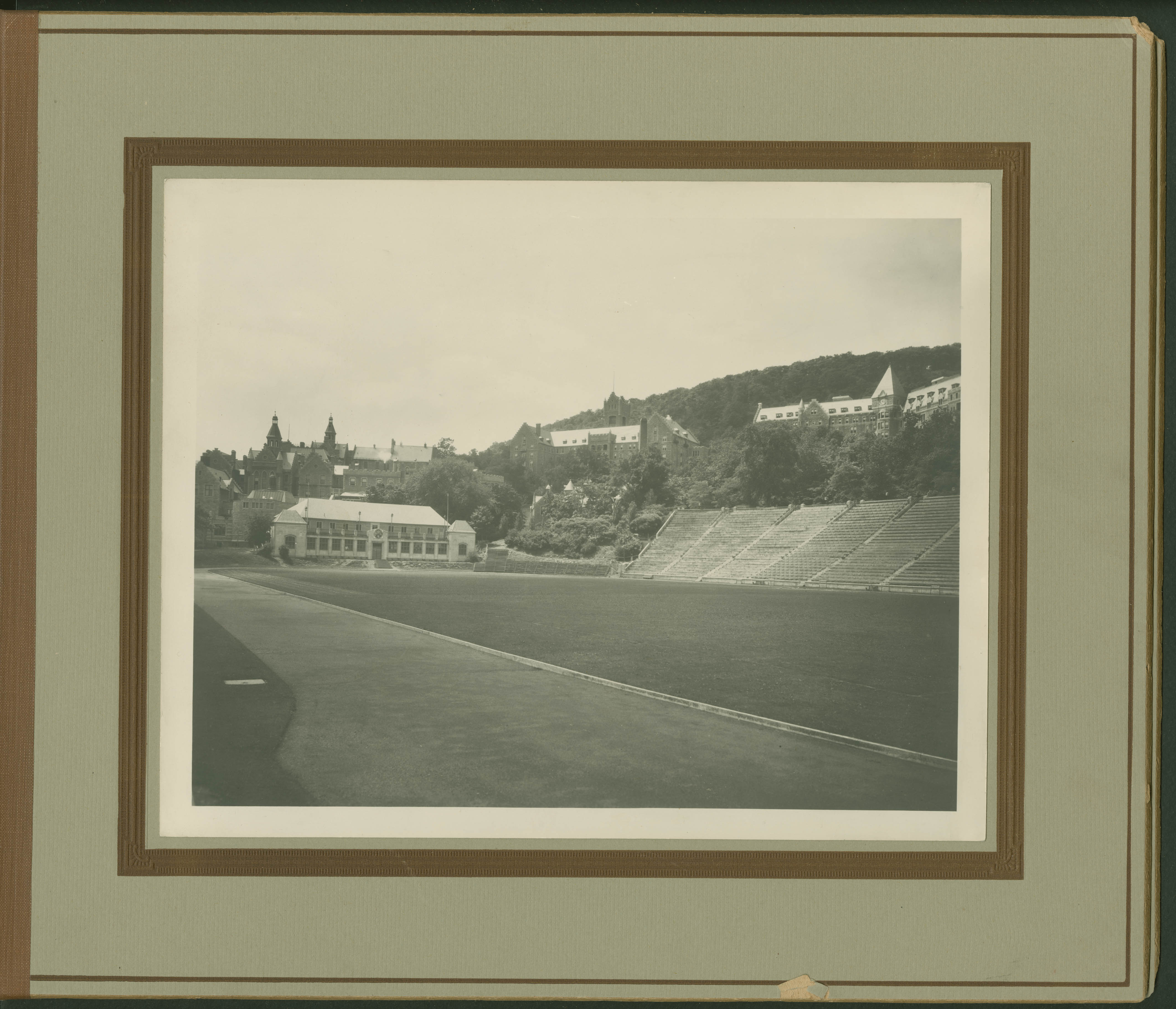Le stade Percival-Molson vers 1940. Photographie en noir et blanc.