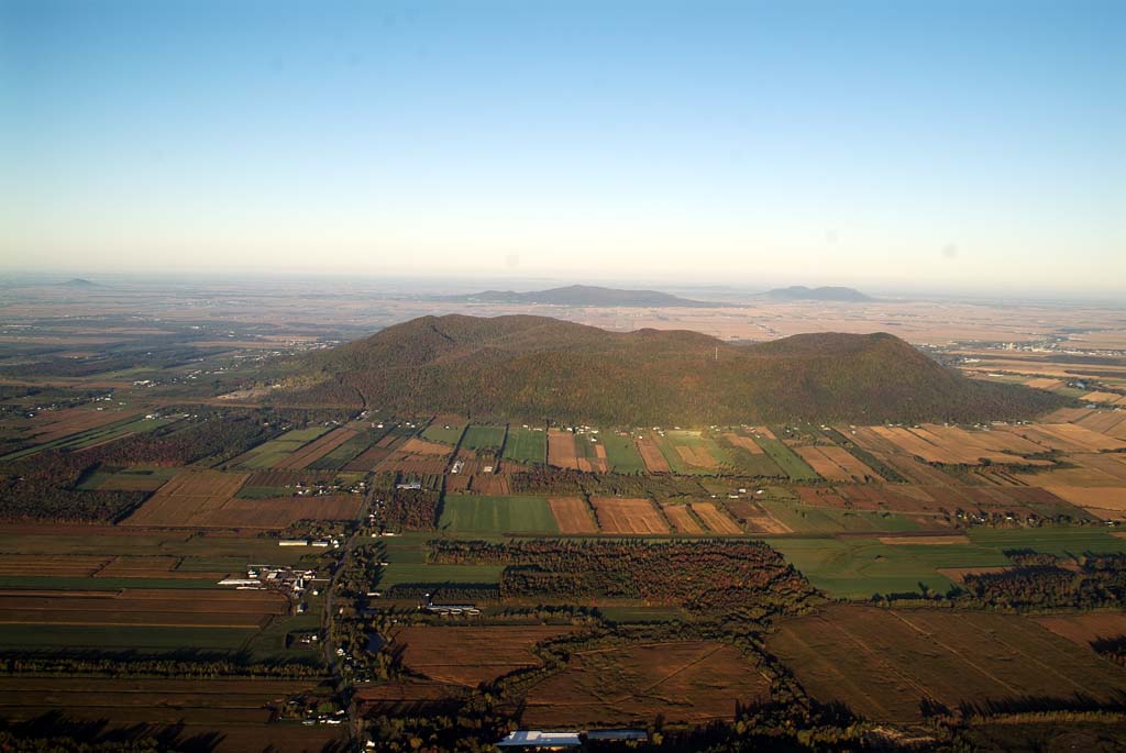 Le mont Royal partage avec les autres Montérégiennes beaucoup de similarités en ce qui a trait à la végétation. Ces montagnes ont en commun plusieurs communautés forestières typiques du sud du Québec. Photographie aérienne.