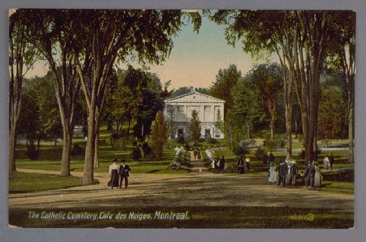"The Catholic Cemetery, Côte-des-Neiges, Montreal". Des visiteurs en habits du dimanche au cimetière Notre-Dame-des Neiges, vers 1910. Carte postale