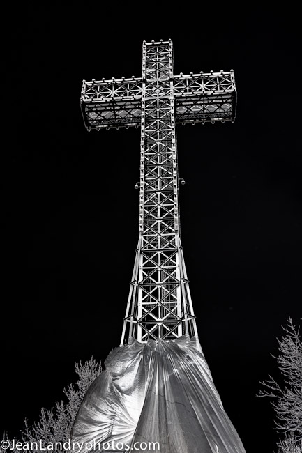 La croix du Mont-Royal. Photographie de la croix illuminée.