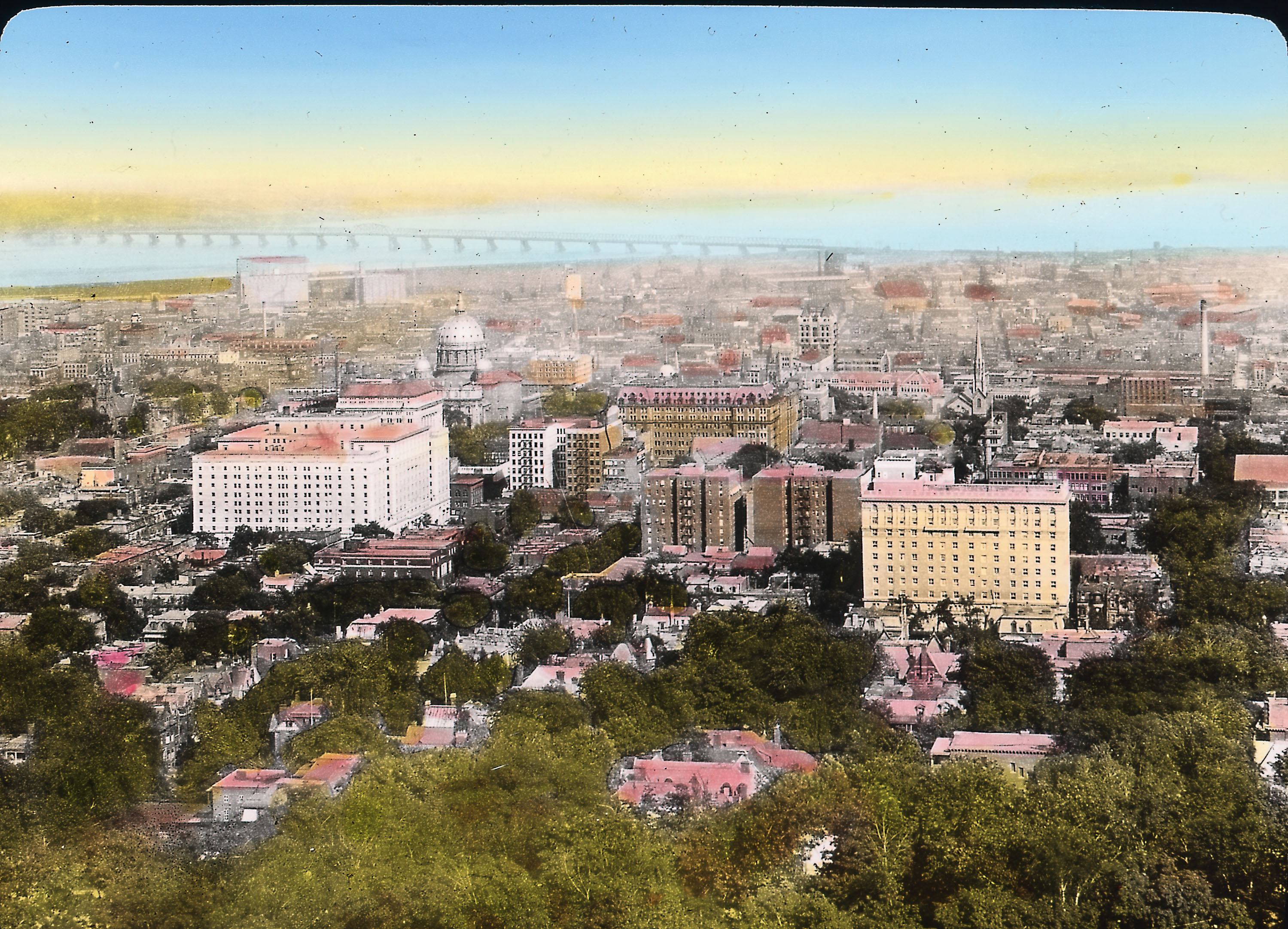 "Vue depuis le mont Royal, Montréal, QC, vers 1923".