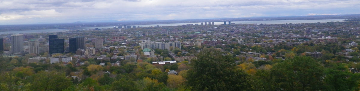 Vue de la montagne vers le fleuve.