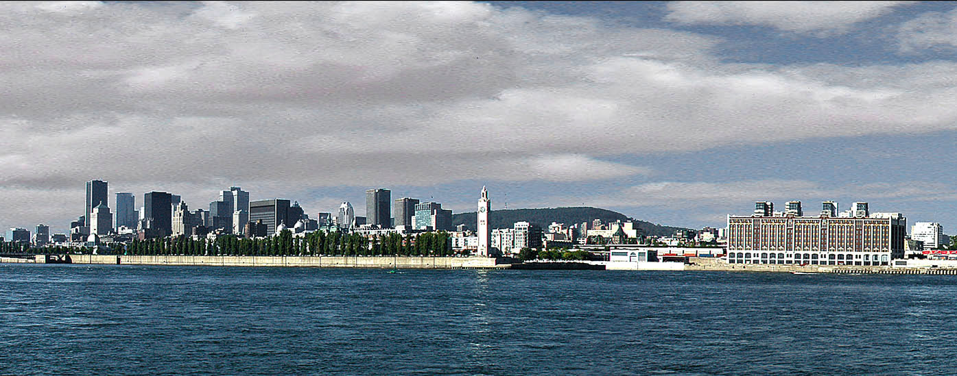Vue du fleuve vers la montagne en 2008.