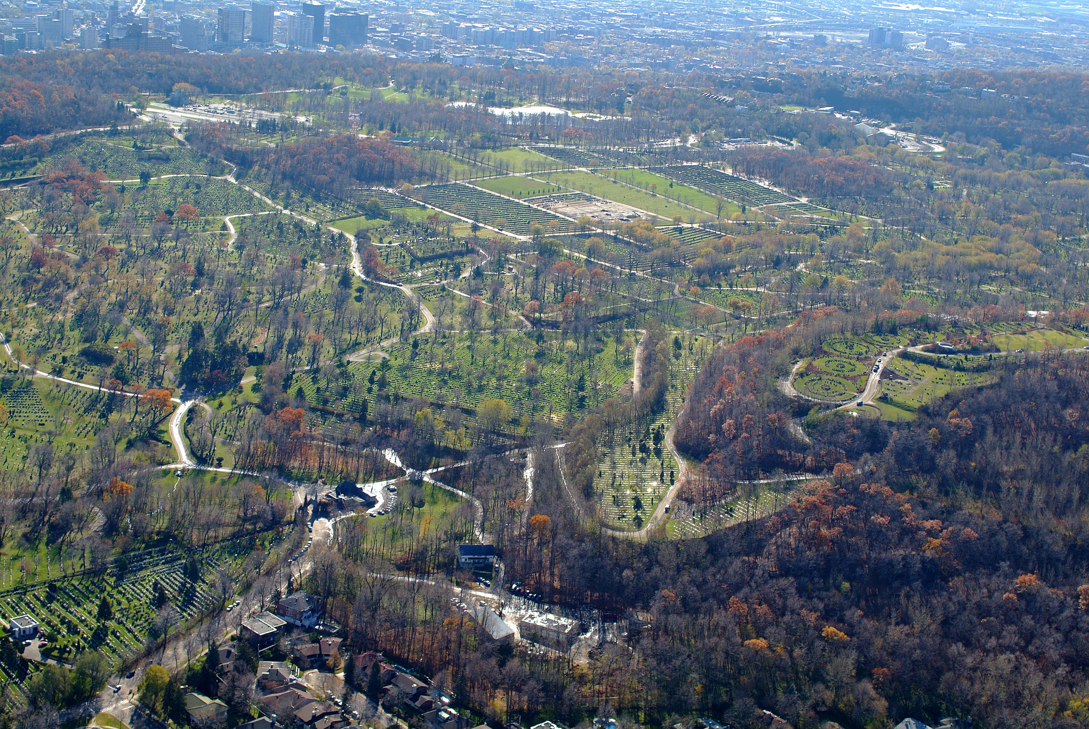 La vaste cuvette intérieure partagée par les cimetières et le parc du Mont-Royal, avec leur aménagements paysagers distinctifs, et ceinturée par les trois sommets formant à sa périphérie un écrin topographique et de verdure.