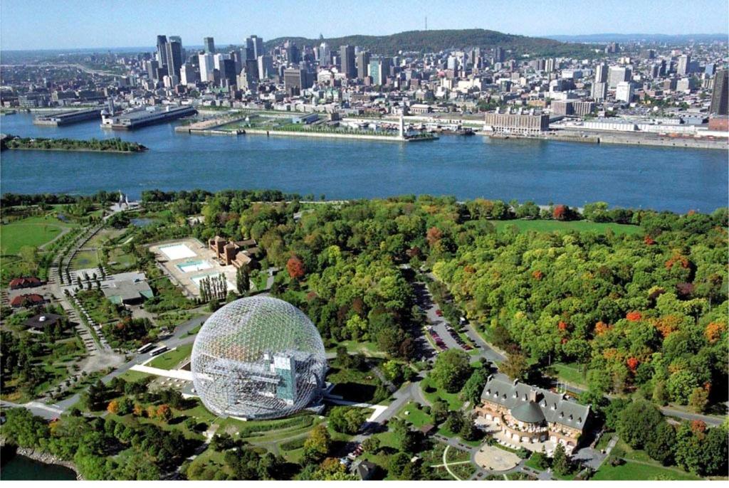 Vue de Montréal à partir de l'île Sainte-Hélène. Le mont Royal est un repère non seulement pour les Montréalais mais pour les Québécois en général. Photographie aérienne.