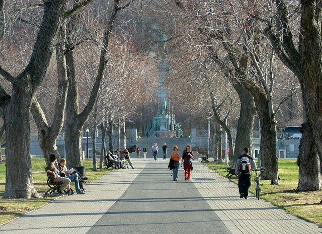 En direction du mont Royal, dans l'axe de la rue Rachel. Vue sur le monument à sir George-Étienne Cartier du parc Jeanne-Mance, qui fait partie du secteur protégé de la montagne. Photographie.