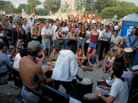 Rencontre musicale au pied du monument sir George-Étienne Cartier. Photographie.