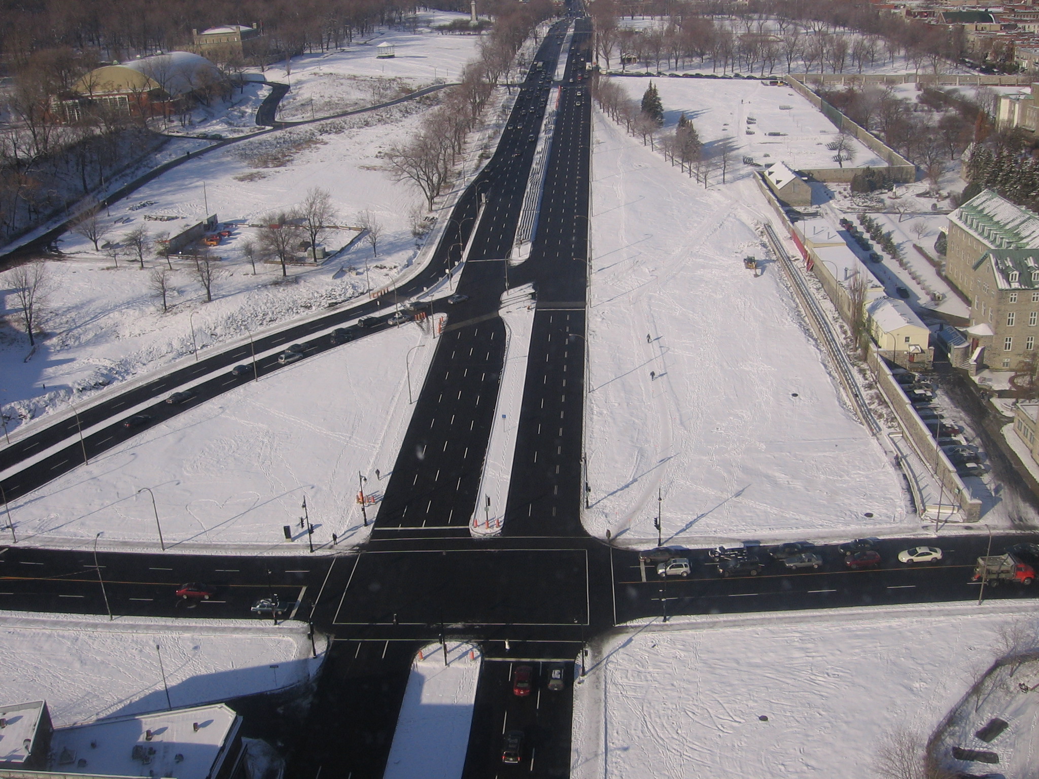 L'intersection des avenues des Pins et du Parc, après son réaménagement. Photographie aérienne.
