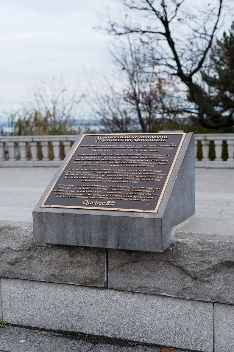 Plaque "Arrondissement historique et naturel du Mont-Royal", 2009.