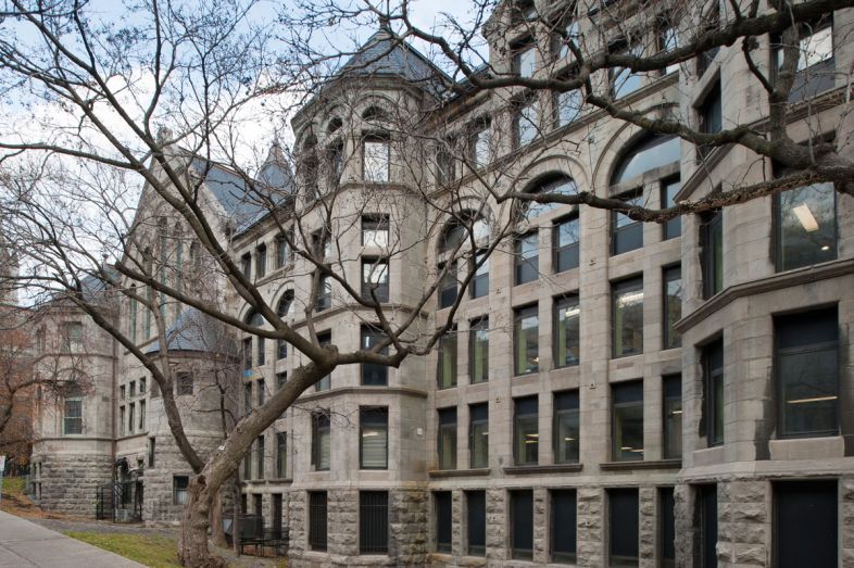 La bibliothèque Redpath de 1921, rue McTavish. Photographie.