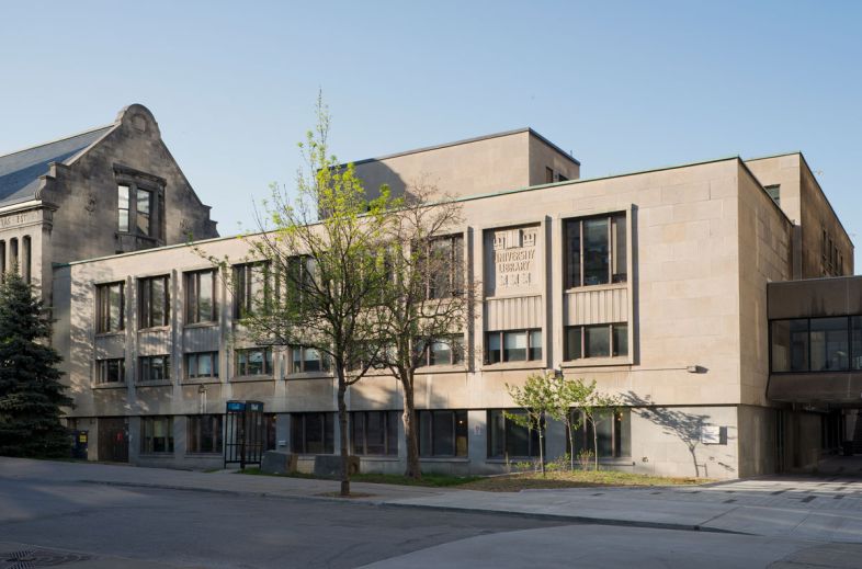 L’agrandissement de 1950-1952 de la bibliothèque Redpath, rue McTavish. Photographie.