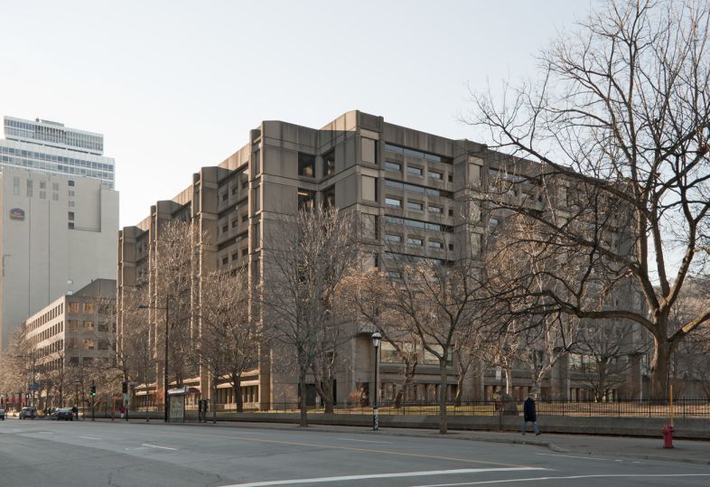 La bibliothèque McLennan donne, entre autres, sur la rue Sherbrooke Ouest et sur l’esplanade du campus. Photographie.