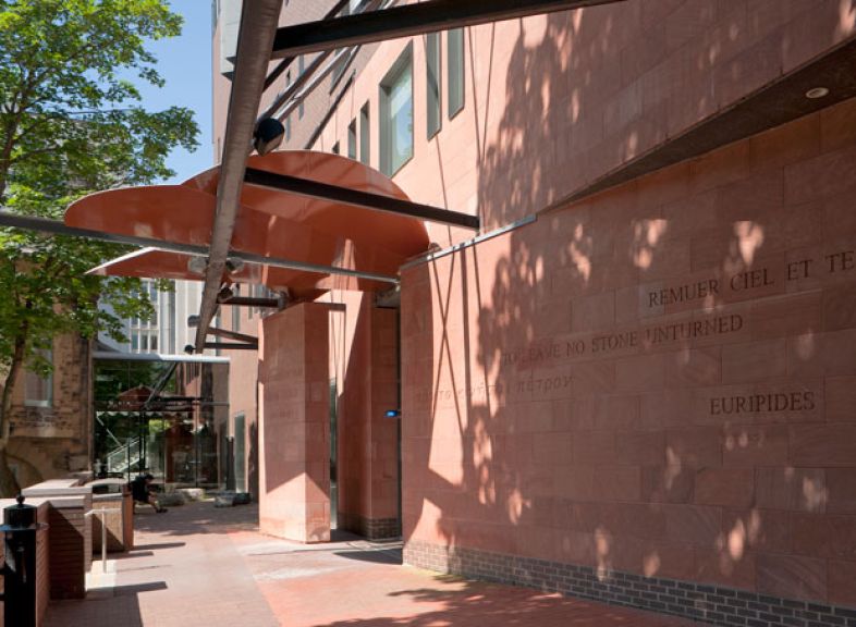 Entrée principale de la bibliothèque de droit Nahum-Gelber. Photographie.