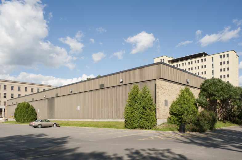 La façade nord de l’aréna. Photographie.