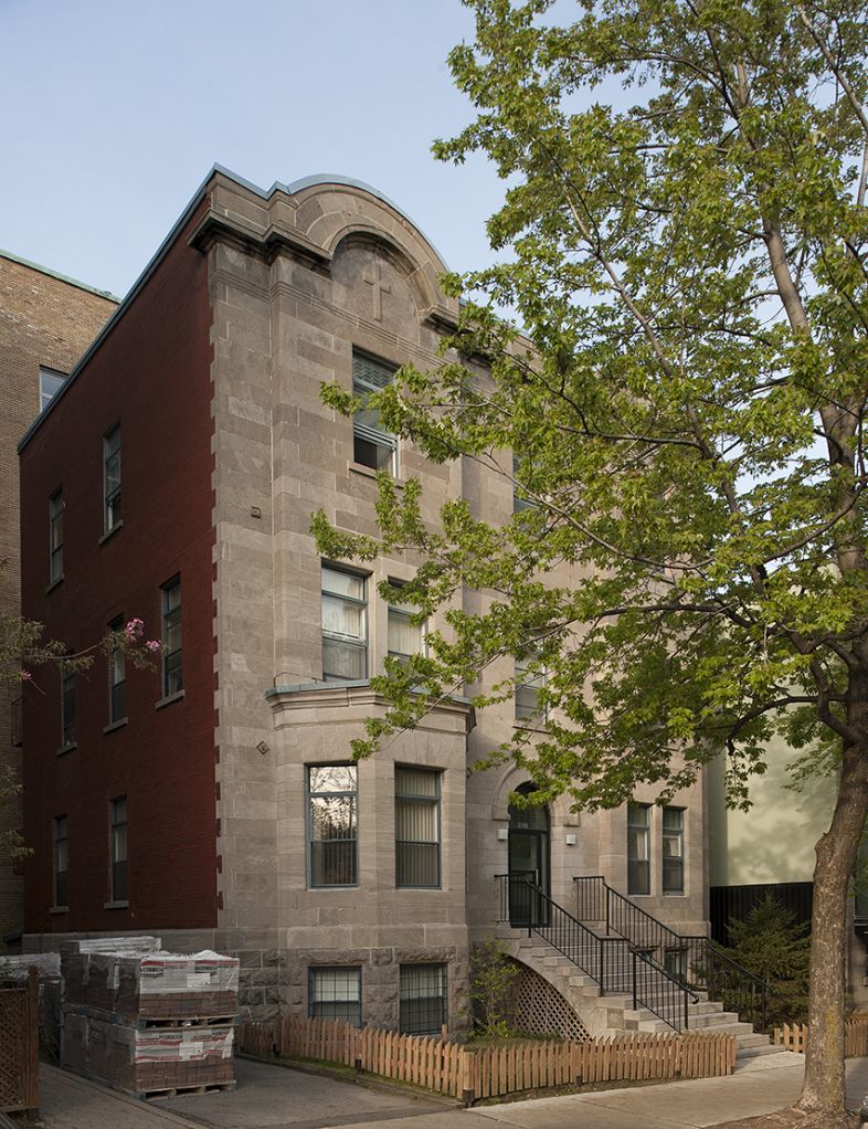 Une résidence liée à l’œuvre de l’Hôtel-Dieu, son propriétaire-constructeur étant administrateur des biens des Religieuses Hospitalières de Saint-Joseph.