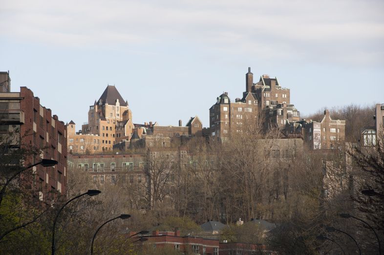 Les appartements Gleneagles dans leur environnement. Photographie.