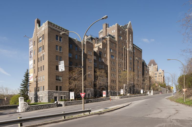 Vue nord-ouest des appartements Gleneagles. Son nom signifiant « les aigles de la petite vallée » évoquerait un célèbre terrain de golf d’Écosse. Photographie.