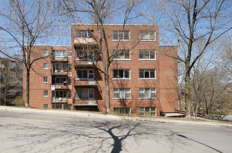 La forte pente de l’avenue Ridgewood sur le versant est de la colline Westmount a imposé l’implantation de l’immeuble sur une terrasse artificielle. 