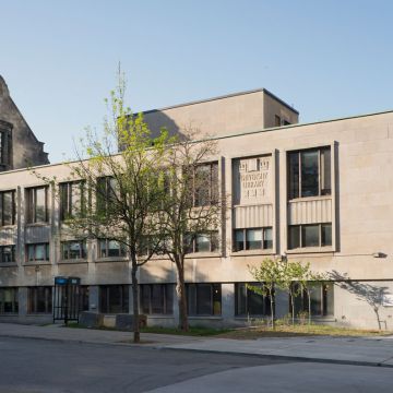 L’agrandissement de 1950-1952 de la bibliothèque Redpath, rue McTavish. Photographie.
