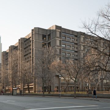 La bibliothèque McLennan donne, entre autres, sur la rue Sherbrooke Ouest et sur l’esplanade du campus. Photographie.