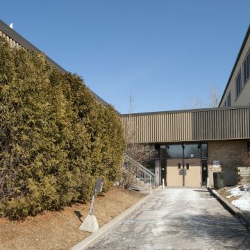 L’entrée principale de l’aréna Lassonde-Oasis, en retrait, forme une sorte de trait d’union entre le bâtiment et le pavillon Lalemant.