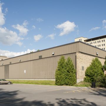 La façade nord de l’aréna. Photographie.