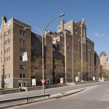 Vue nord-ouest des appartements Gleneagles. Son nom signifiant « les aigles de la petite vallée » évoquerait un célèbre terrain de golf d’Écosse. Photographie.