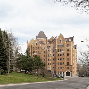 Vue de la façade donnant sur The Boulevard des appartements Trafalgar. Photographie.