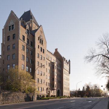 Vue générale des appartements Trafalgar depuis le chemin de la Côte-des-Neiges, direction nord. Photographie.